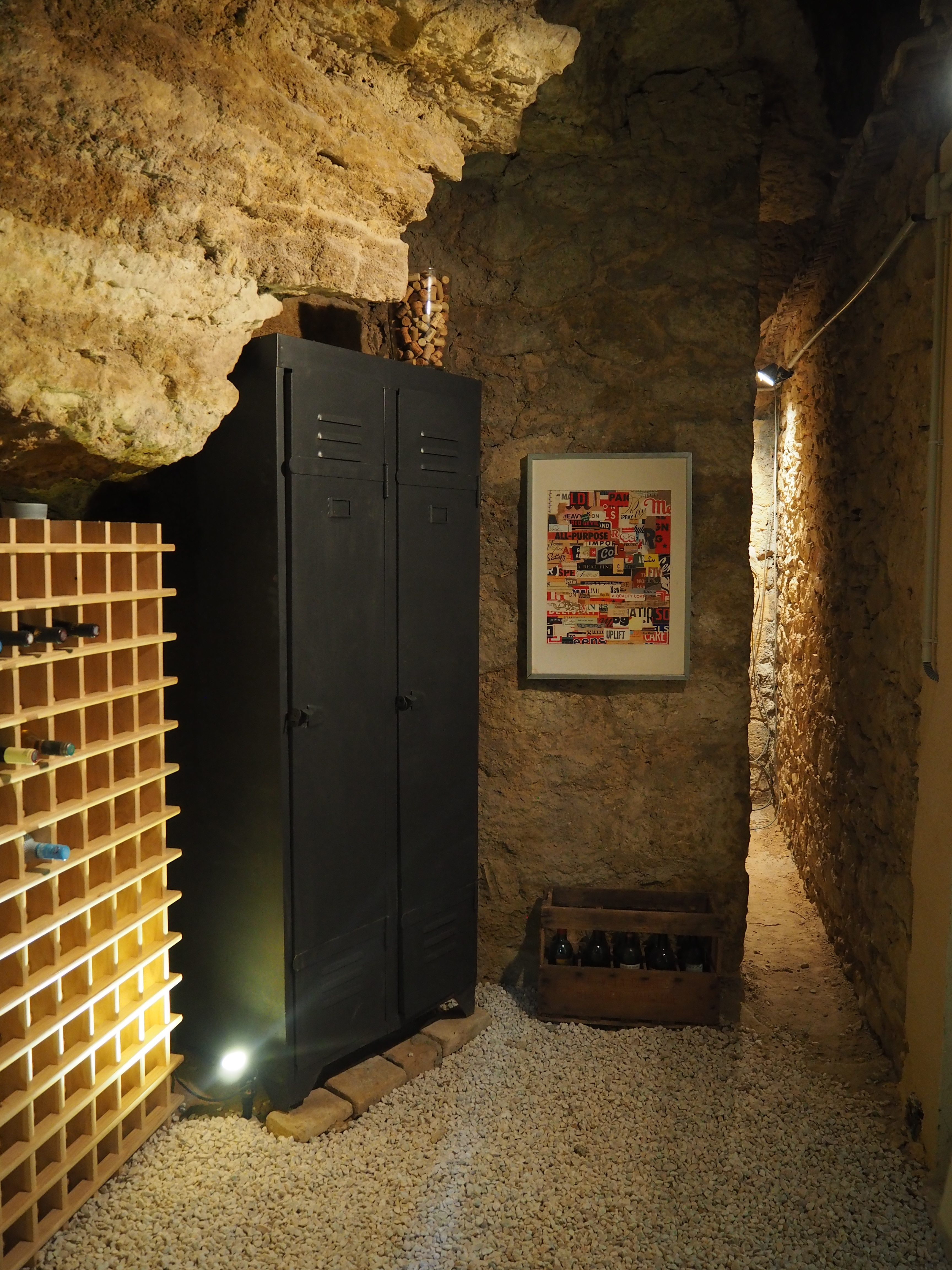 Transformer une cave sombre et triste en une cave à vin chaleureuse. Comment mettre en valeur l’atypicité d’un lieu. Découvrez le résultat Avant/Après !
